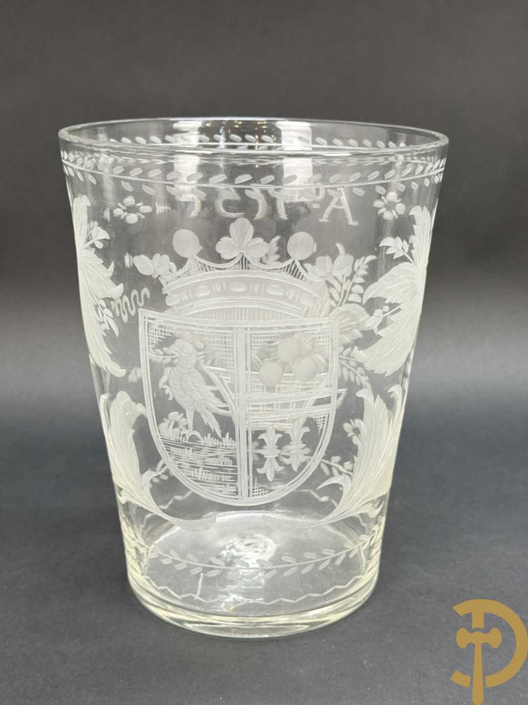 Handgeslepen flessenhouder met dubbel decor van wapenschild en geëtst bloemendecor, gedateerd 1751 + schenkkan met zilveren tuit + 2 coupes + pique fleur + veldfles