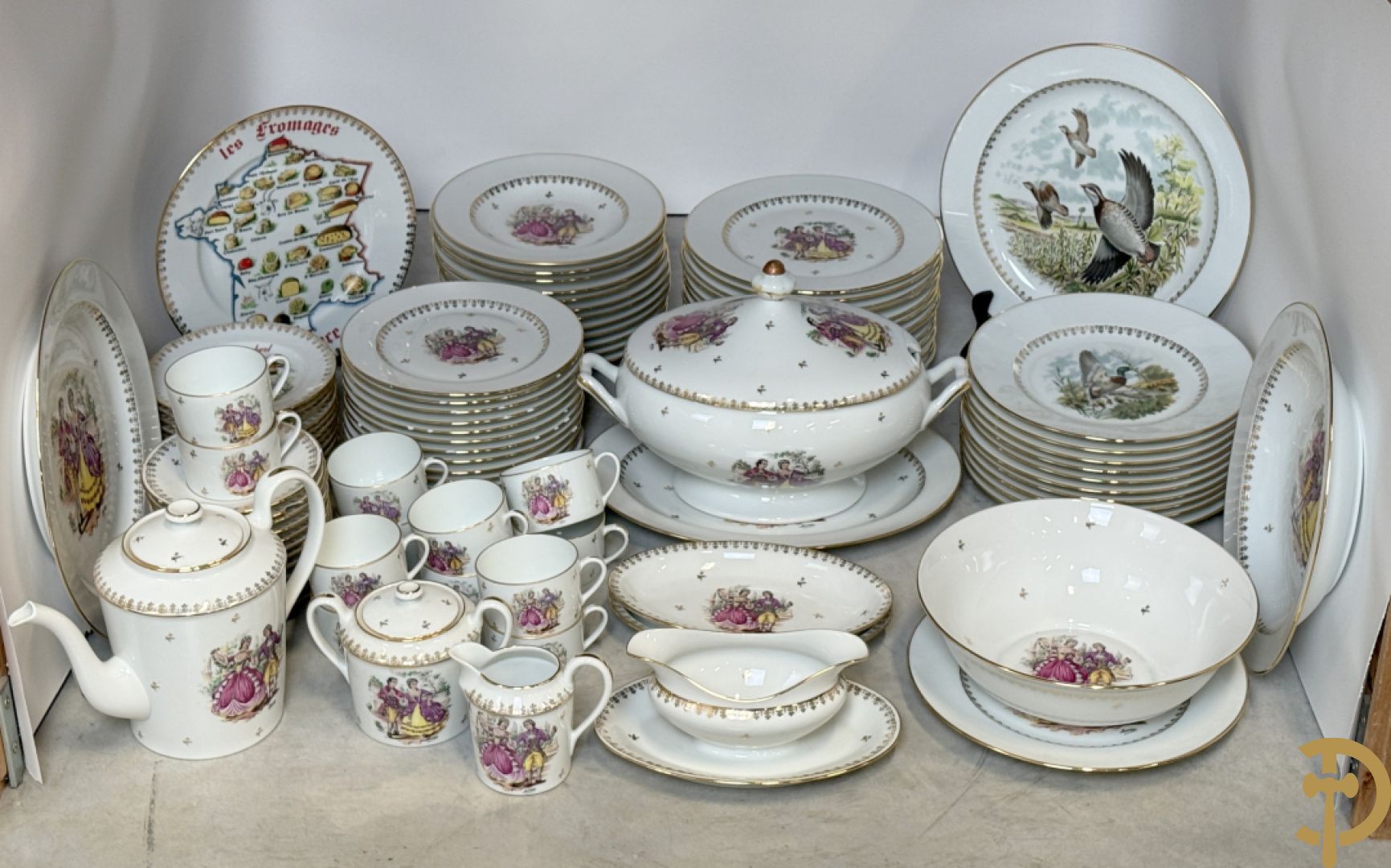 Porseleinen eet- en koffieservies met decor van elegant koppel, Limoges gemerkt