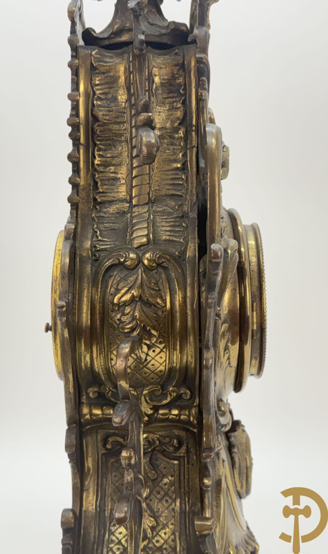 Driedelige koperen garnituur bestaande uit middenstuk bezet met amfoor en paar kandelaars , Louis XV stijl