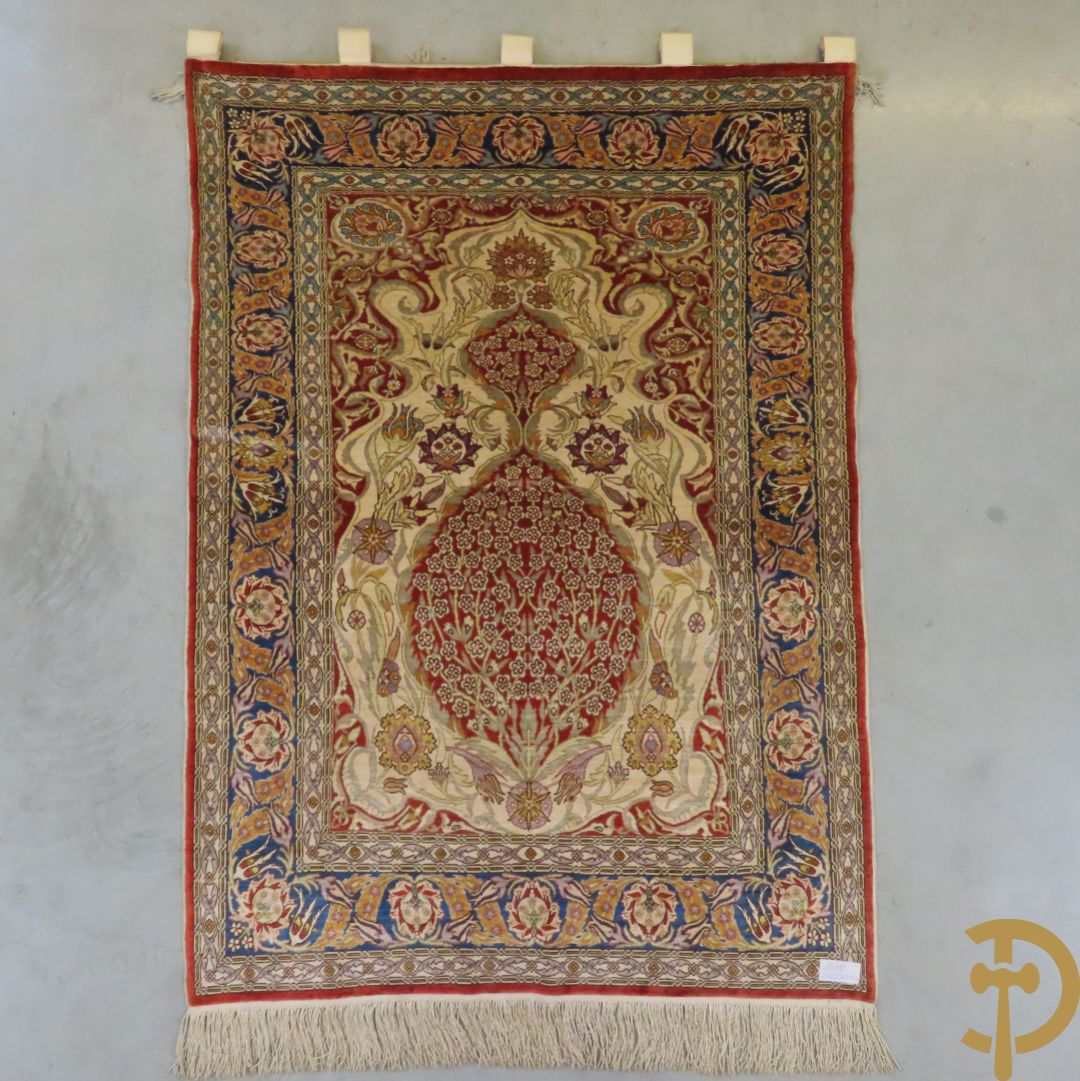 Oosters handgeknoopt tapijt met florale motieven Hereke