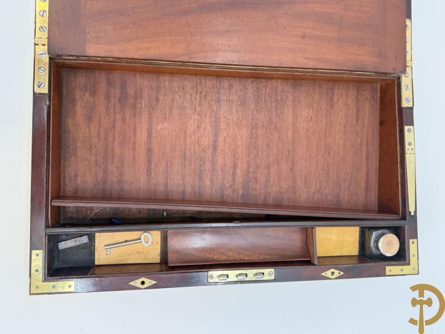 Mahoniehouten schrijfbox met koperafwerking en zijdelings met inliggende handvaten, lederinleg en verborgen vakjes, 19e