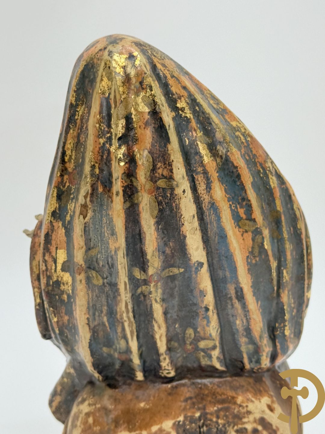 Gepolychromeerde houtsculptuur van zittende dame