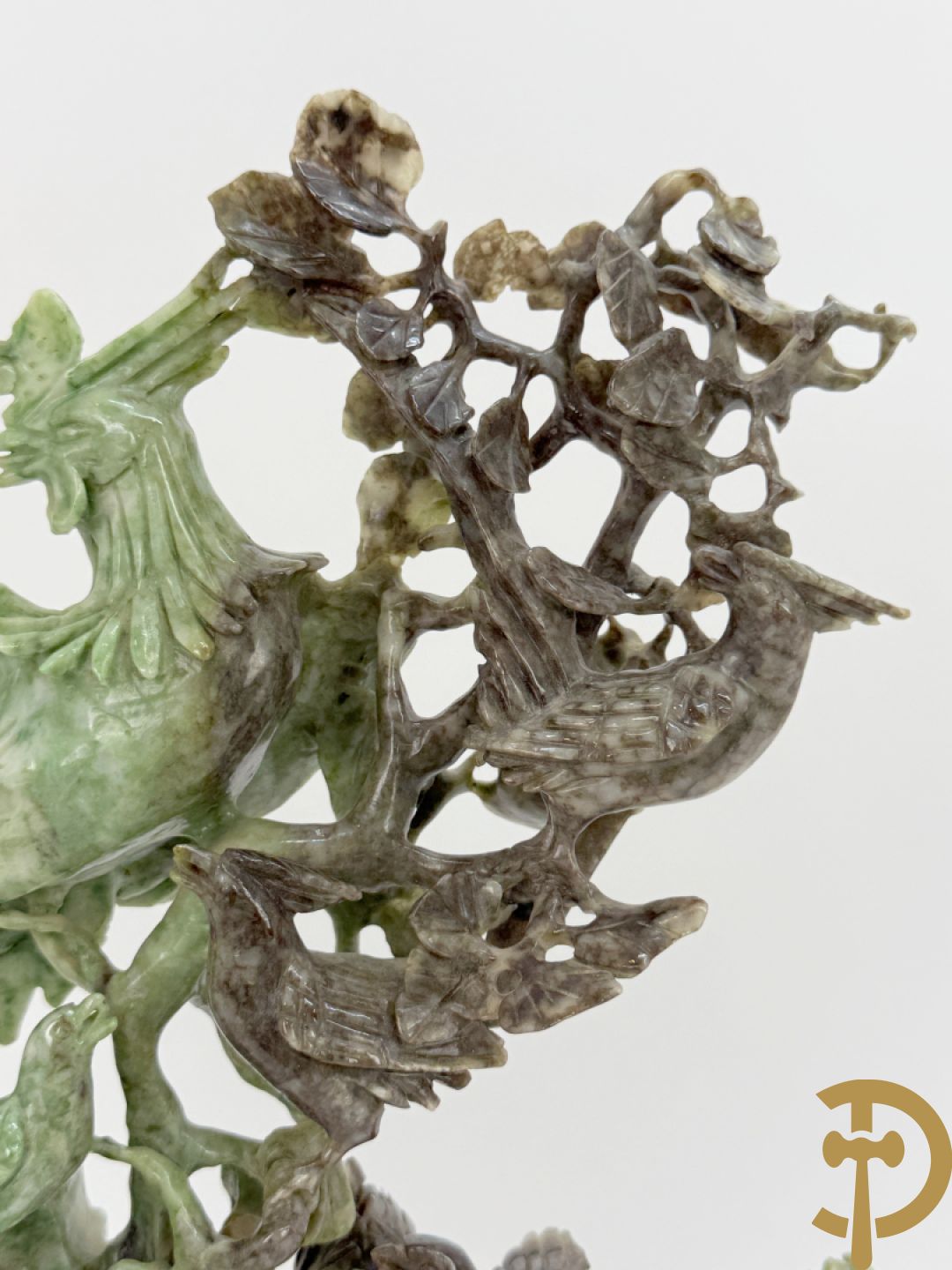 Chinese handgesculpteerde sculptuur in speksteen met amfoor, bloemen en vegelmotieven (tweedelig)