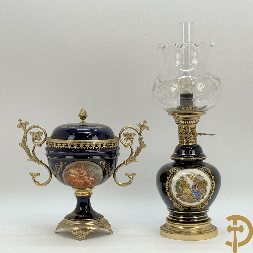 Sèvres stijl dekselpotiche met koperen ornamenten en romantisch decor + lampadaire in Sèvres stijl met romantisch decor