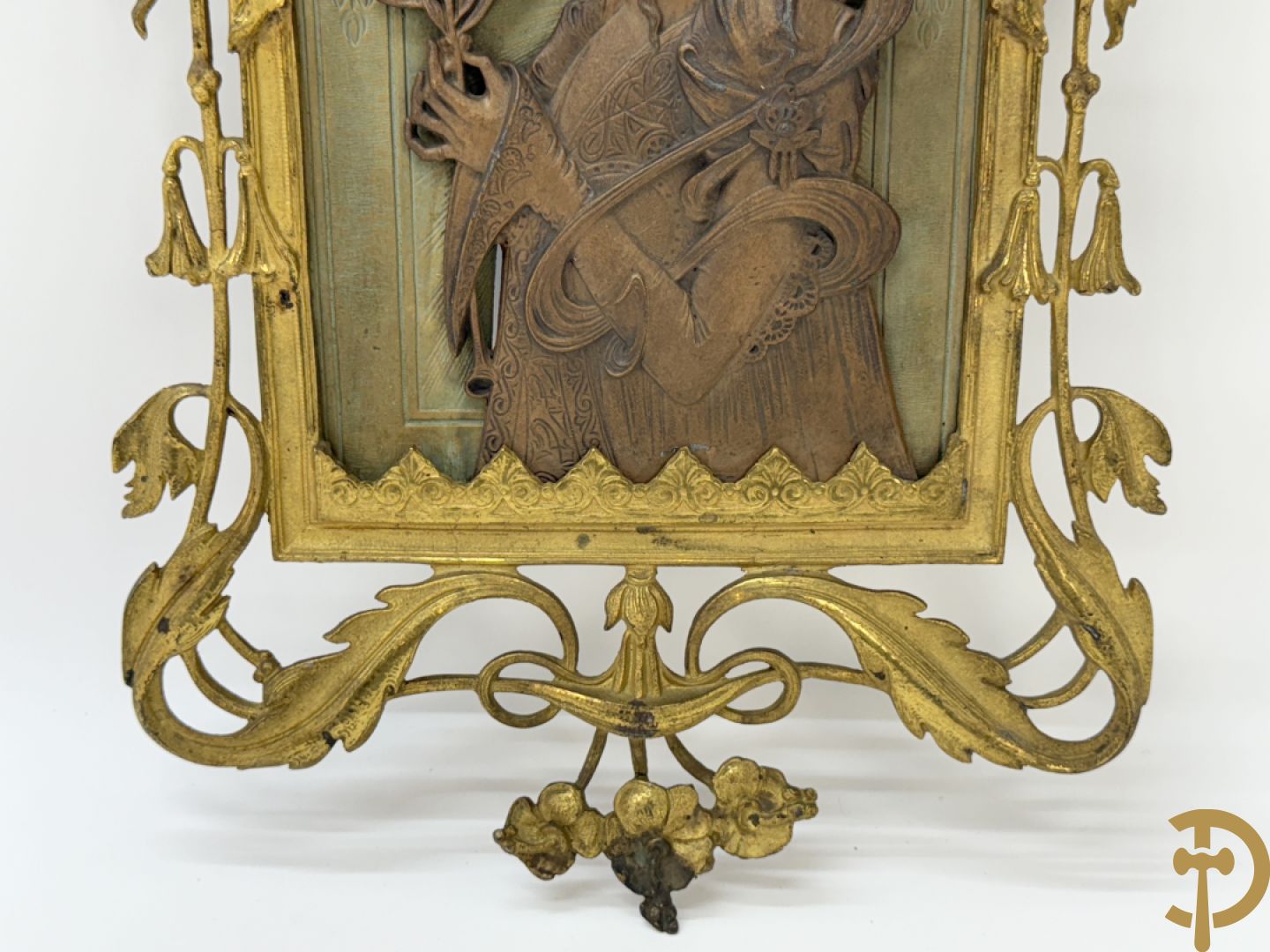 Paar vuurvergulde bronzen basreliefs met elegante dames en Jugendstil motieven