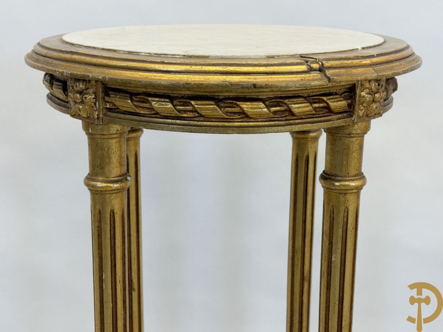 Vergulde sokkel met marmeren blad op 4 gecanneleerde poten + gemonochromeerde Louis XVI sokkel + sokkel Louis XVI stijl op gecanneleerde poten