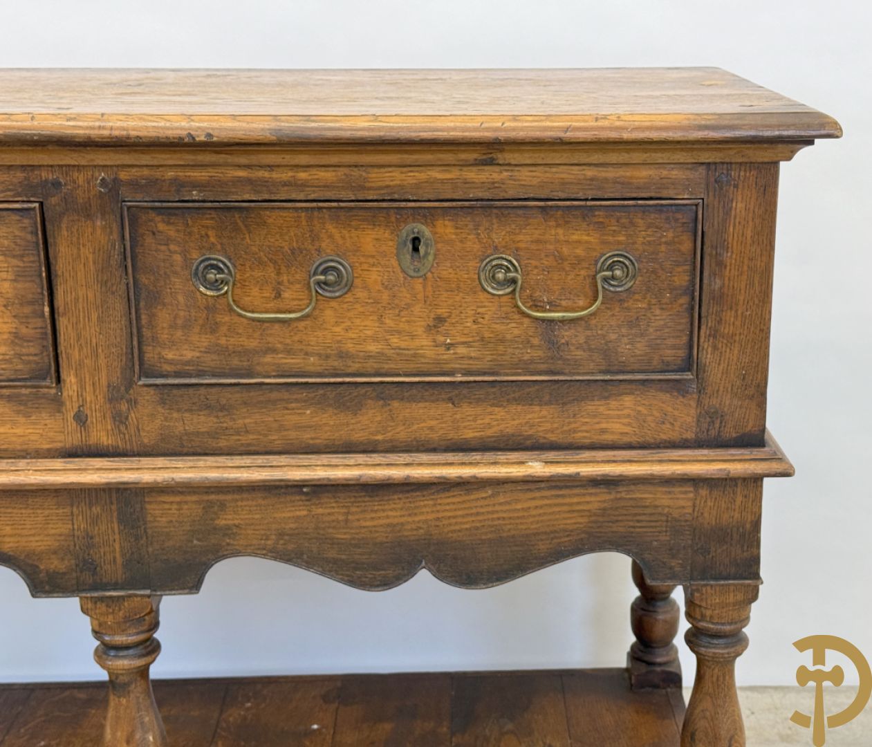 Massief eiken Engelse side board met 2 lades, op ballusterpoten