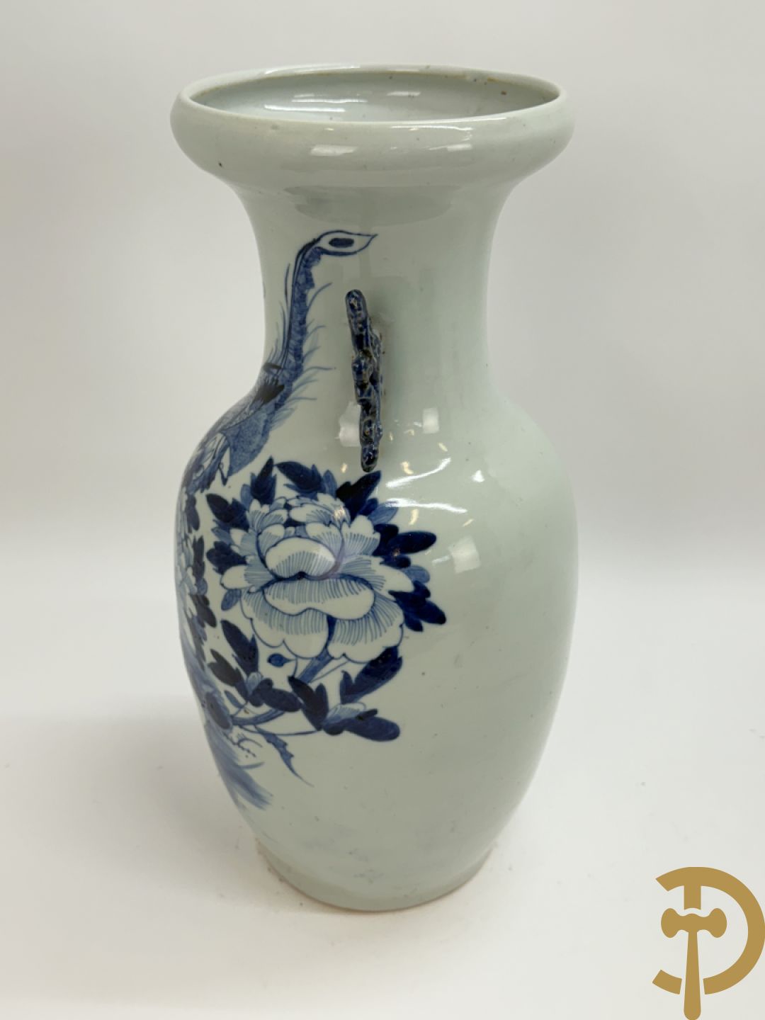 Twee Chinese porseleinen celadonvazen met blauw wit bloemen en vogeldecor + cachepot met vazendecor