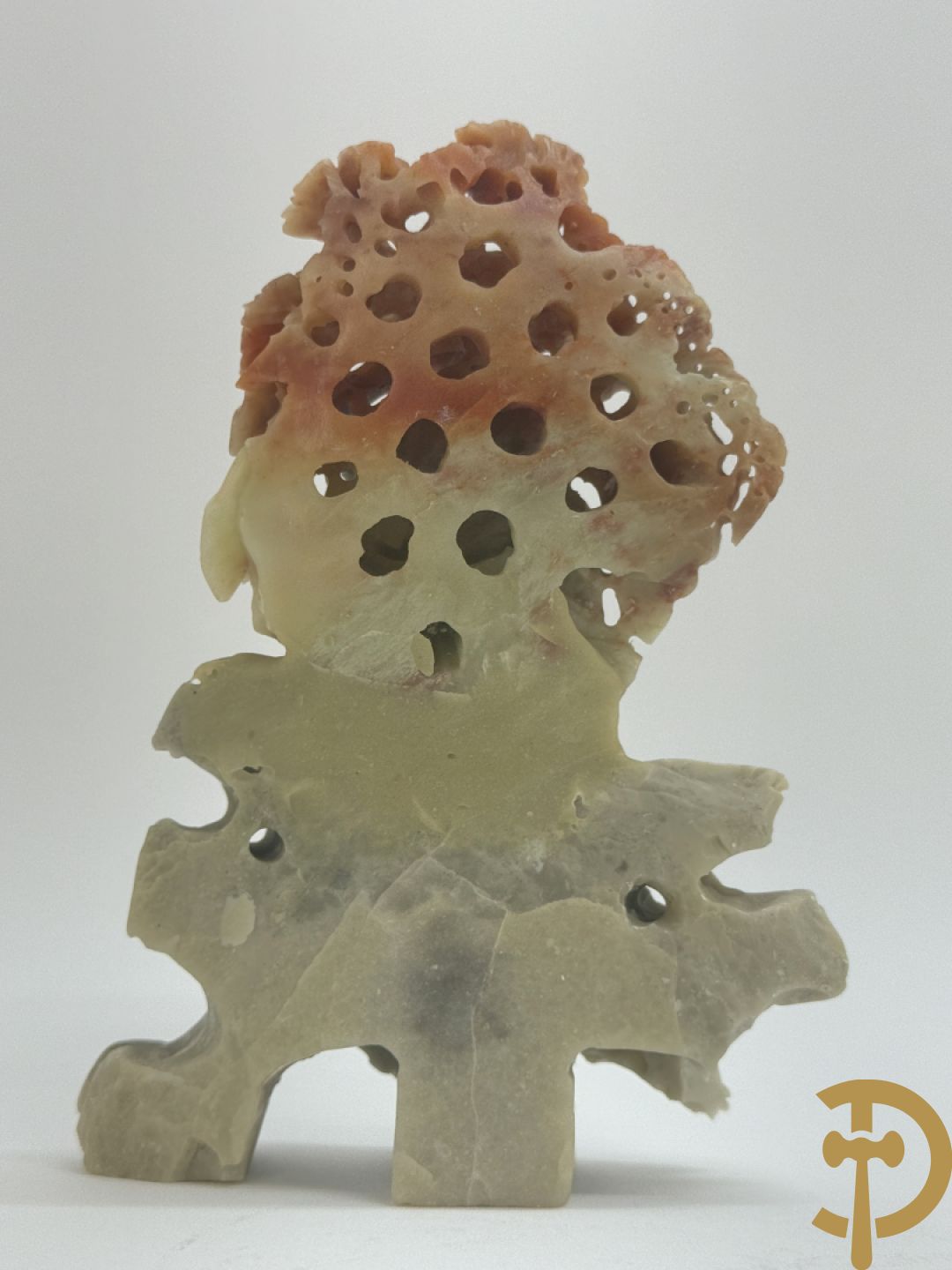 Zwart/witte nefriet sculptuur van geisha in gebergte + speksteensculptuur met bloemen + zittende boedha in nefriet + 9 kleine sculpturen in jadeiet