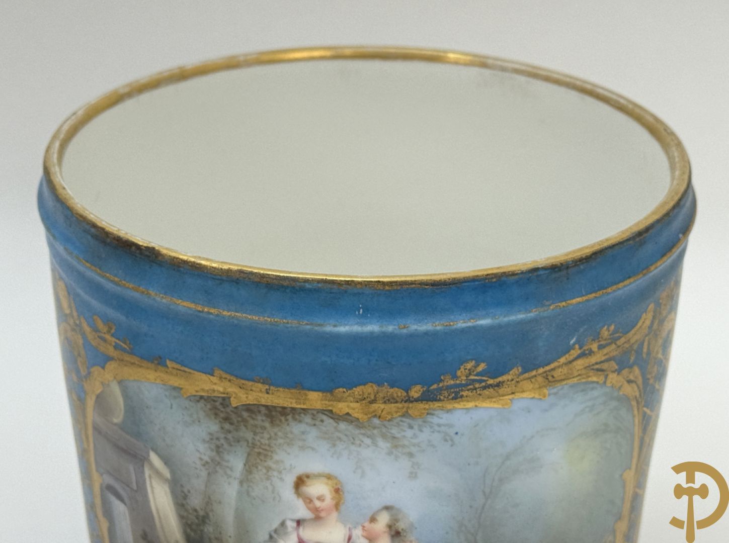 Sèvres cachepot met dubbel decor van handbeschilderde romantische dames en bloemendecor + cachepot in Frans porselein met bloemendecor gevat in bronzen houder + Limoges medici vaas met zwanehalzen