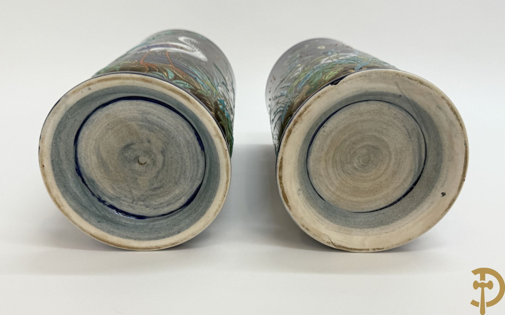 Paar vazen in gekleurde faience met decor van ooievaars in natuurlandschap