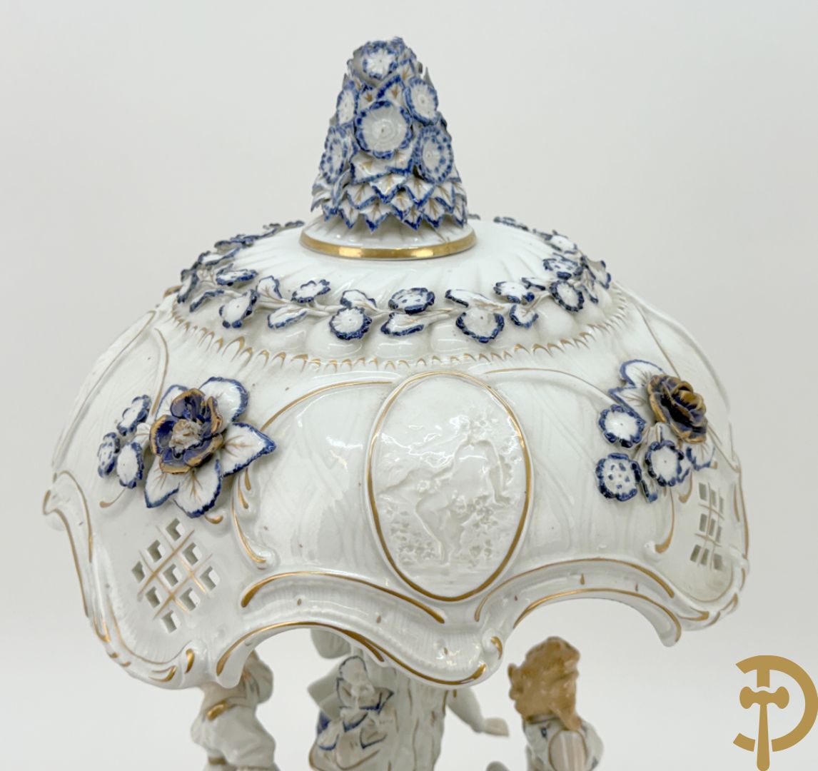 Porseleinen lampadaire met 4 dansende figuren, bovenaan met bloemenknop bezet