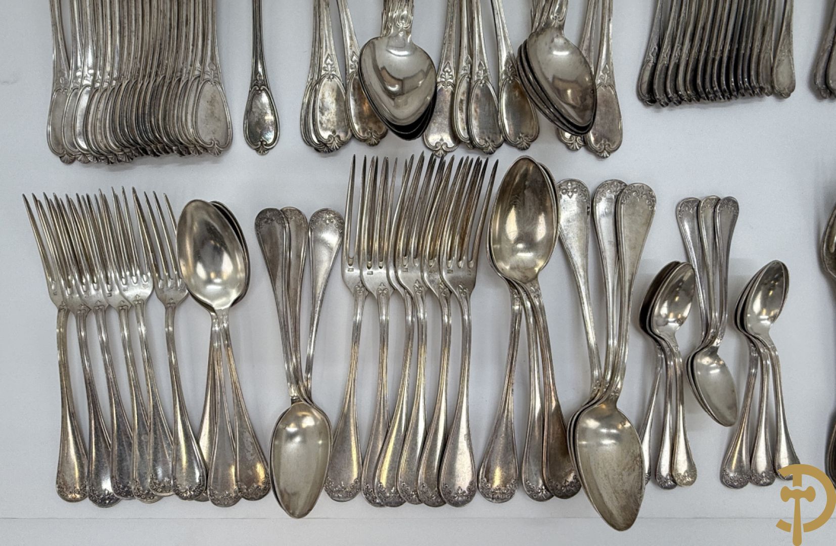 Verzilverd bestek Louis Philippe bestaande uit lepels, vorken, koffielepels en vorken + 3 sets porte couverts van o.a. Vossen
