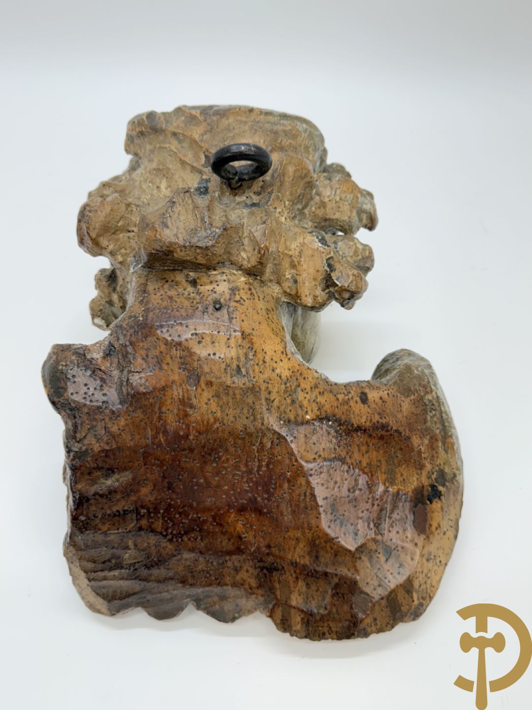 Houtsculptuur van gepolychromeerd engelenhoofd + engelenhoofd + sculptuur van accanthusrank