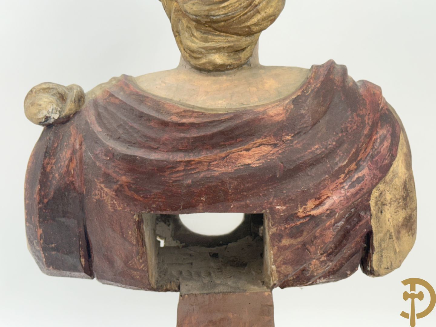 Houtgesculpteerde en gepolychromeerde damesbuste met reliekhouder