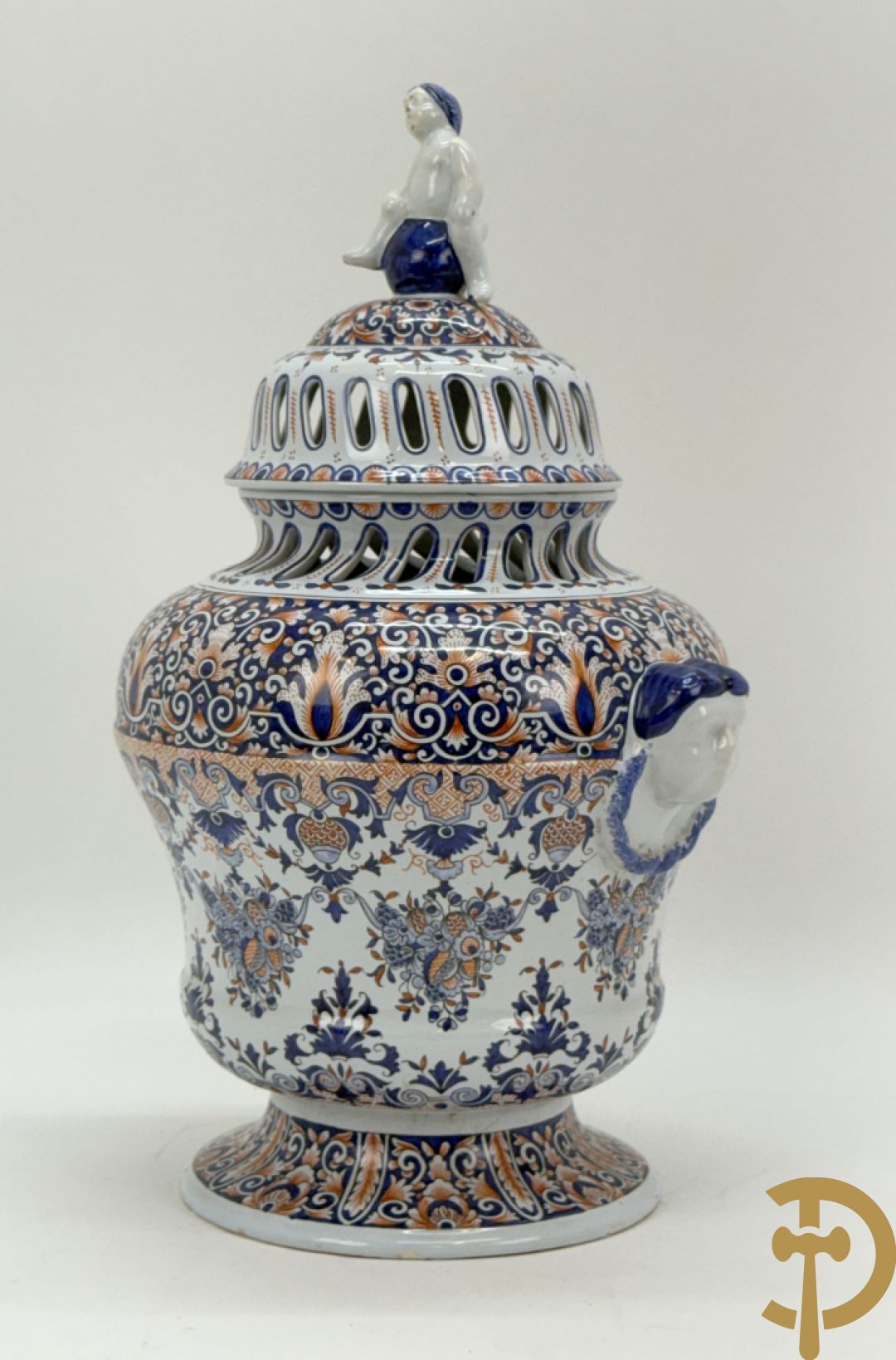 Dekselpotiche in geglazuurde keramiek, Rouan, onderaan gemerkt MD/E (Masse-Frères te Dèvres), bewerkt met cherubijnenkopjes opzij, rond 1900