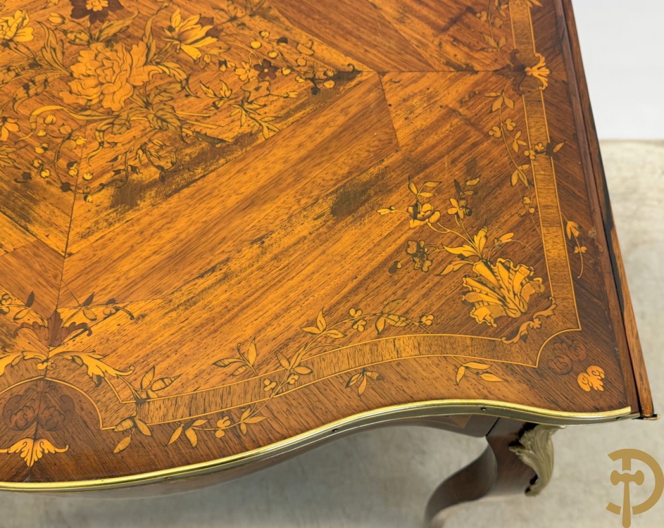 Franse notelaren bijzettafel met lade, openklapbare zijkanten bezet met marketterie van bloemenpatronen en bronsbeslag
