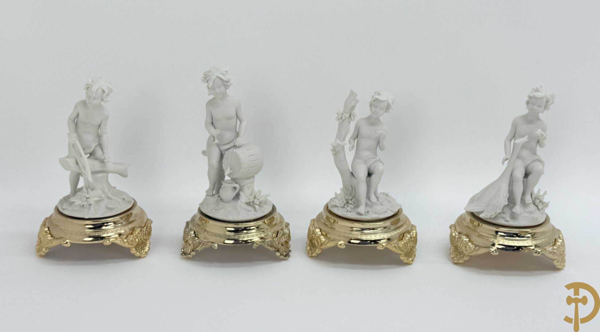 Acht witte en zes gekleurde Italiaanse biscuits met romantische scènes, cupido