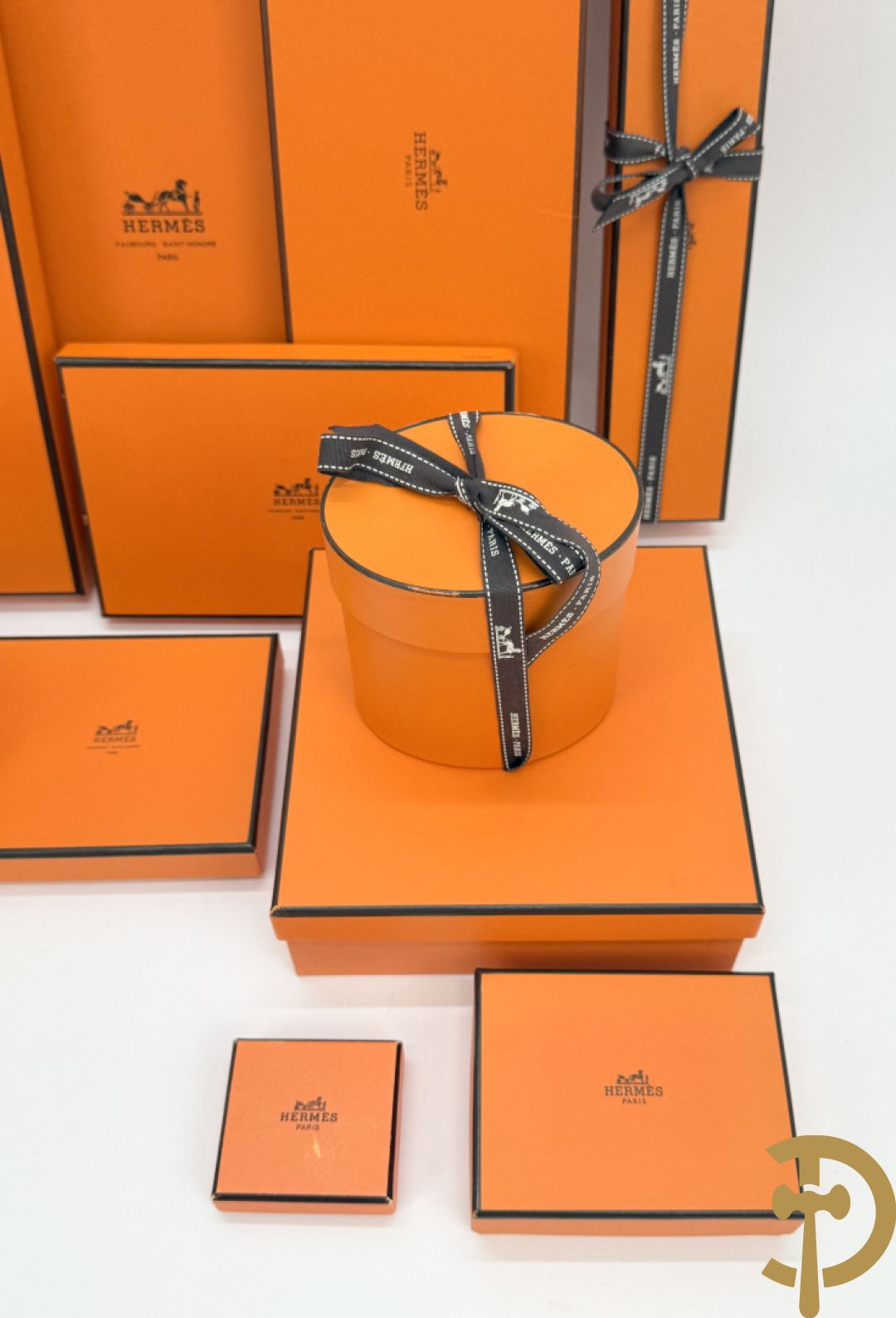 Elf lege doosjes van Hermes + Louis Vuitton sleutelhouder + kleine tas Louis Vuitton + herendassen w.o. Moschino, Zegna, Boss, Versace Gianni