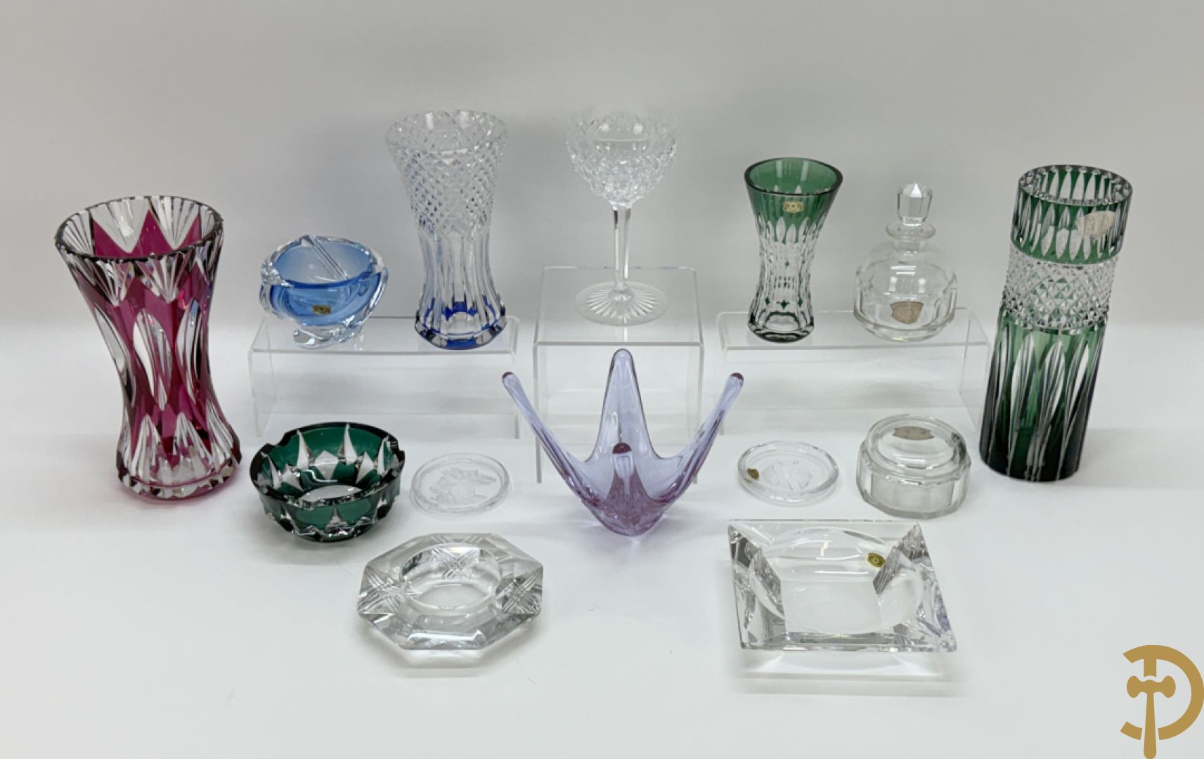 Mooi lot gekleurd Val Saint Lambert kristal bestaande uit 4 vazen, parfumstel (2 ledig), geslepen glas, coupe, onderzetters en 3 asbakken (14 stuks in het totaal)