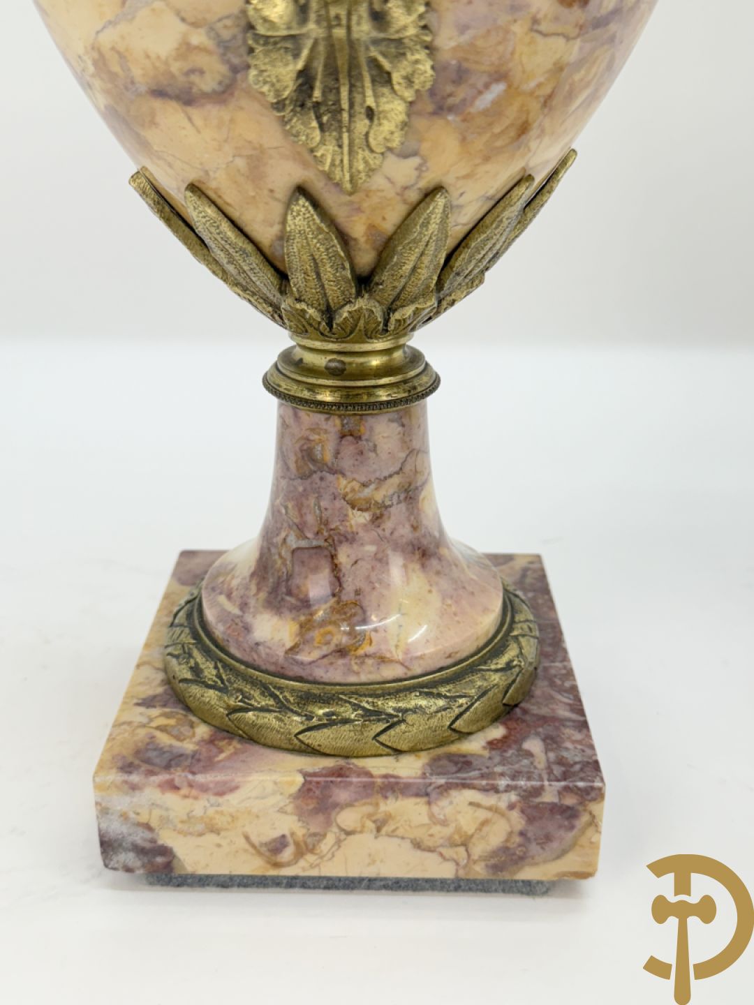 Paar marmeren cassolettes bezet met bronzen bloemenguirlandes