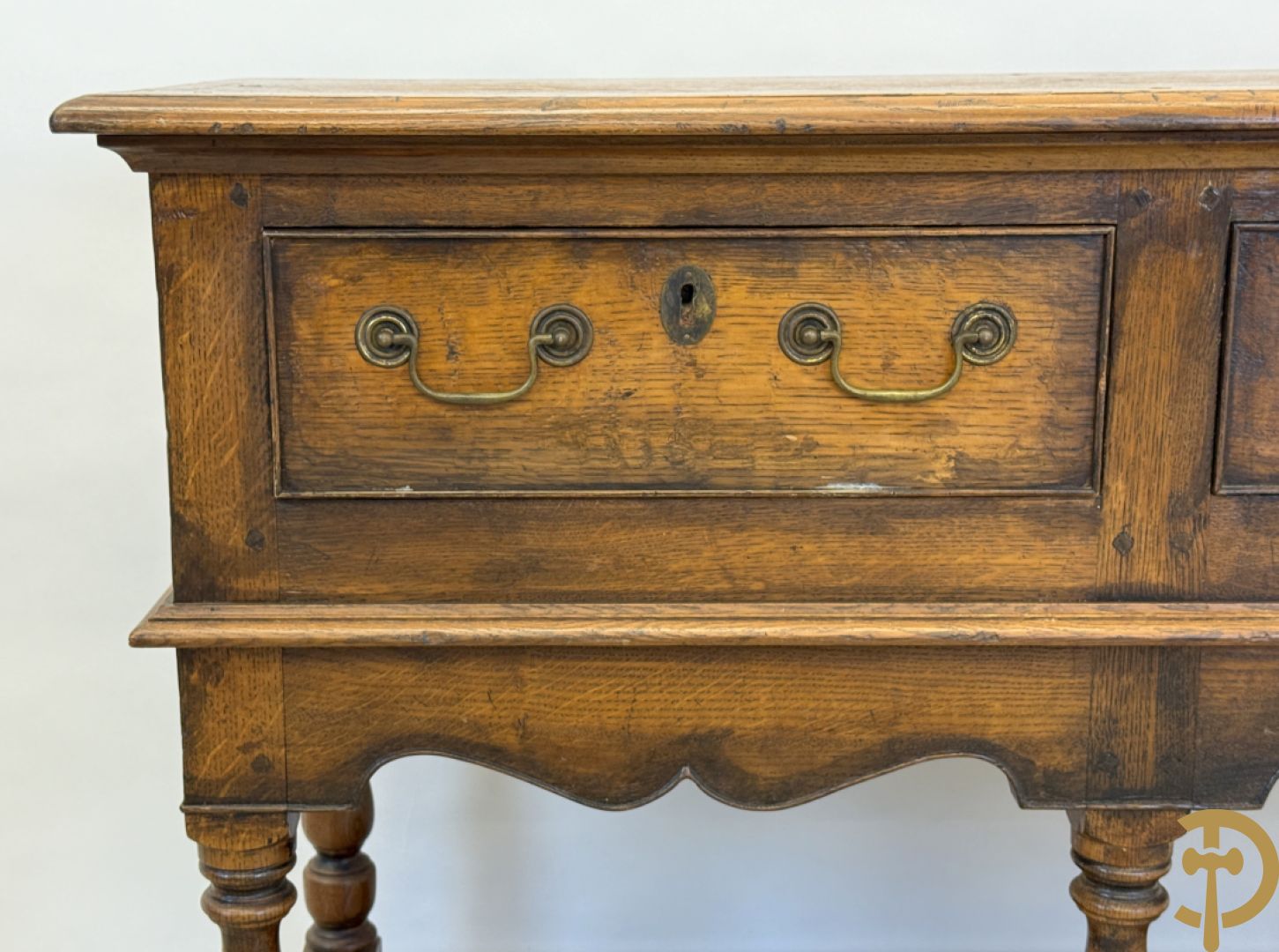 Massief eiken Engelse side board met 2 lades, op ballusterpoten