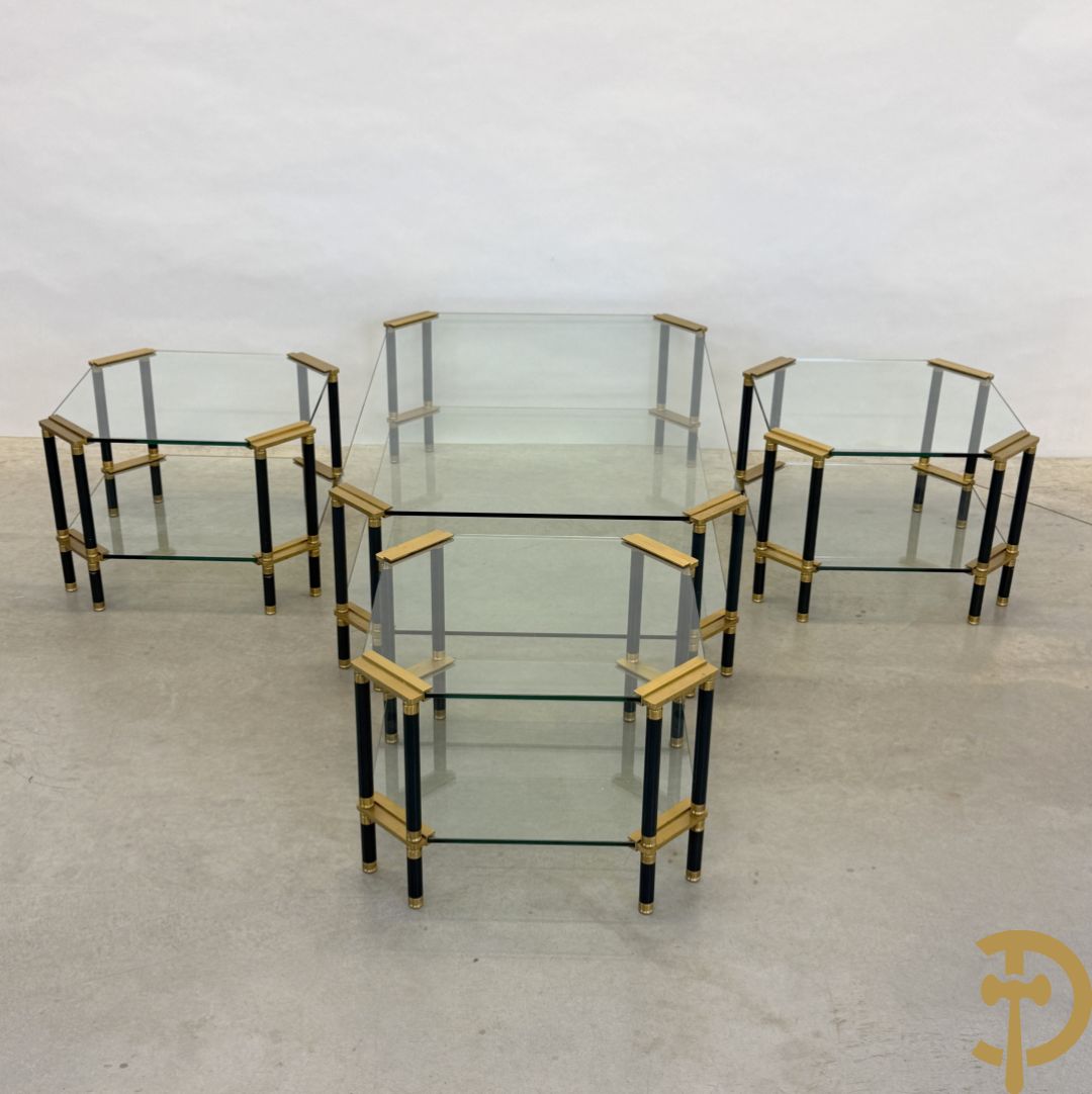 Vintage salontafel met glas en koperafwerking + 3 bijhorende vintage bijzettafels