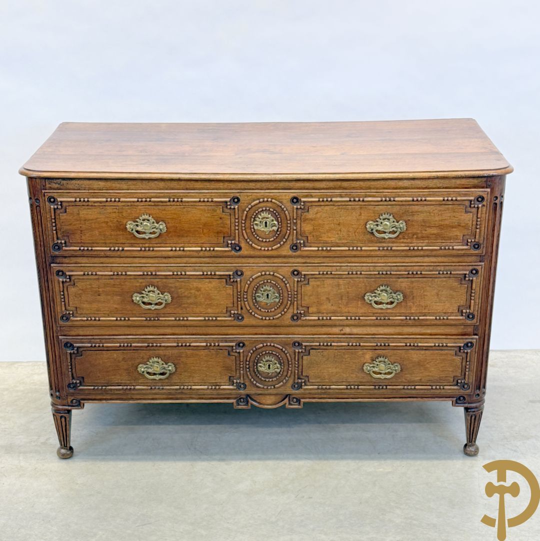 Massief eiken drieladencommode met afgeronde gecanneleerde stijlen, 19e