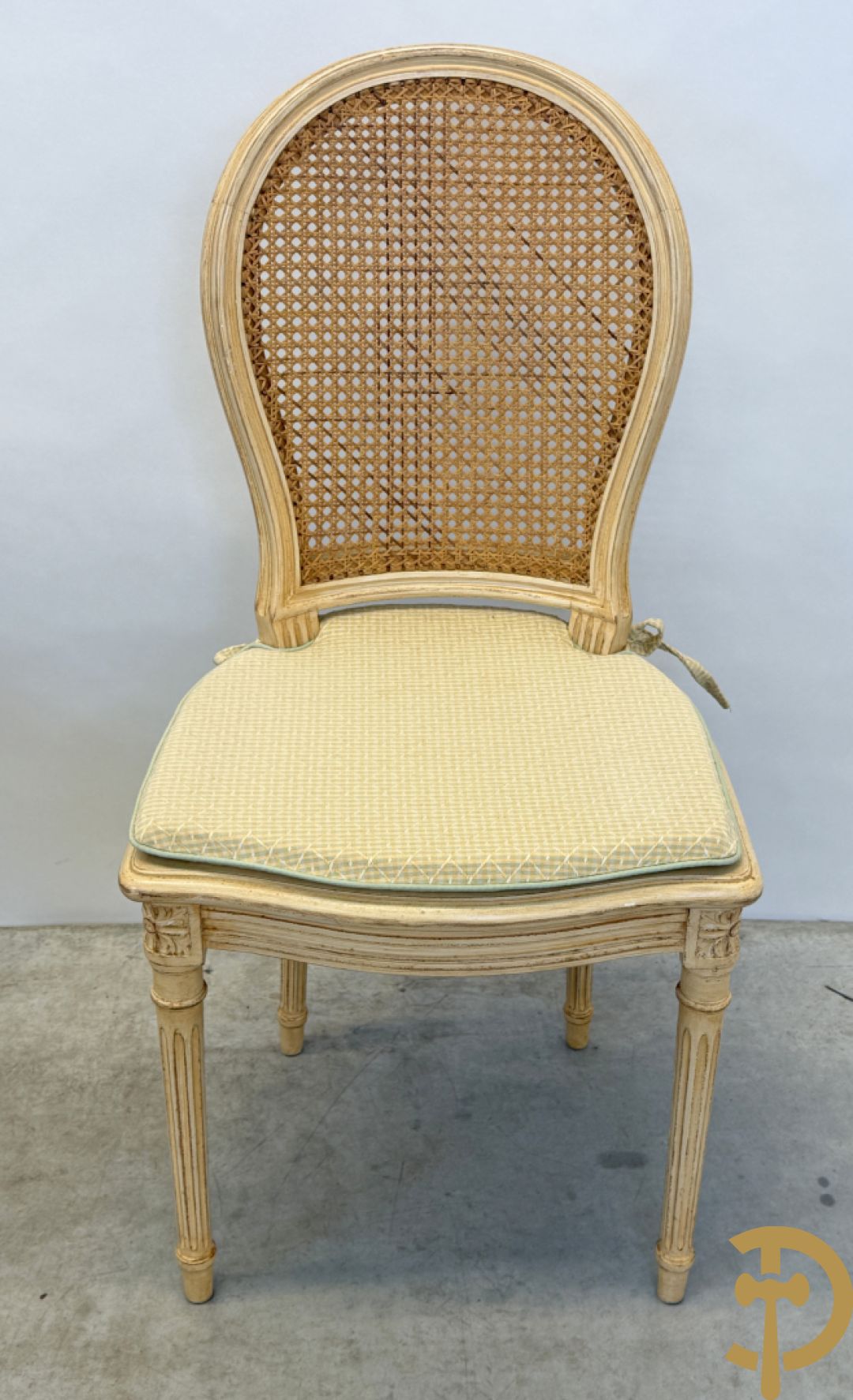 Ronde tafel met houtgesculpteerde korenaren, deels verguld, en glazen blad + 5 bijhorende Louis XVI stoelen met gecanneerde rug en zitting