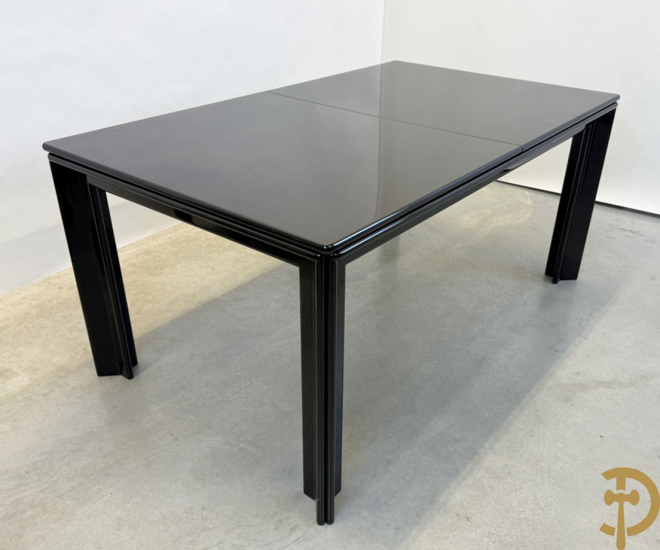 Zwartgelakte uittrekbare vintage designtafel met 4 bijhorende stoelen model 