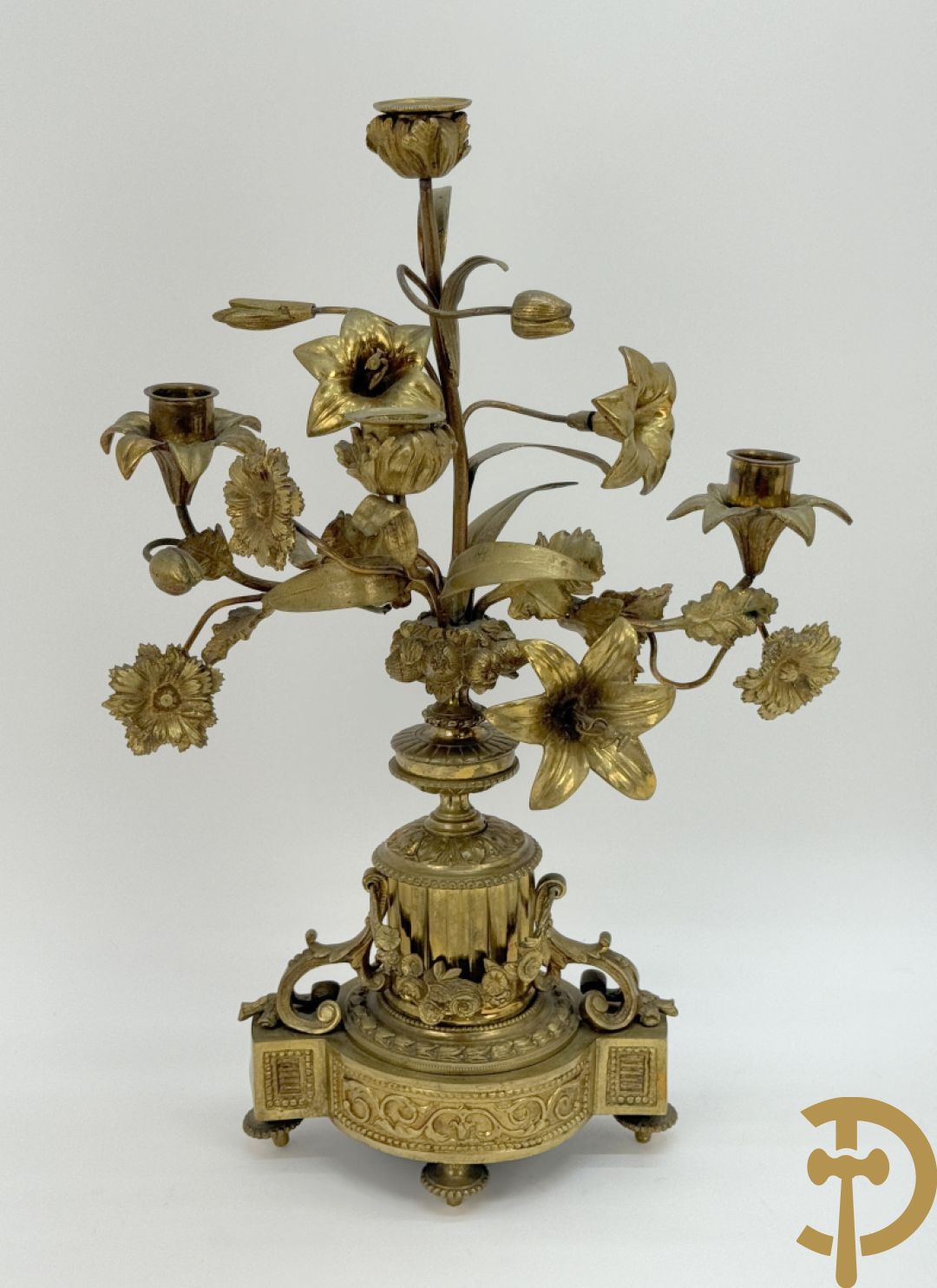 Paar bronzen kandelaars met guirlande en bloemenmotieven