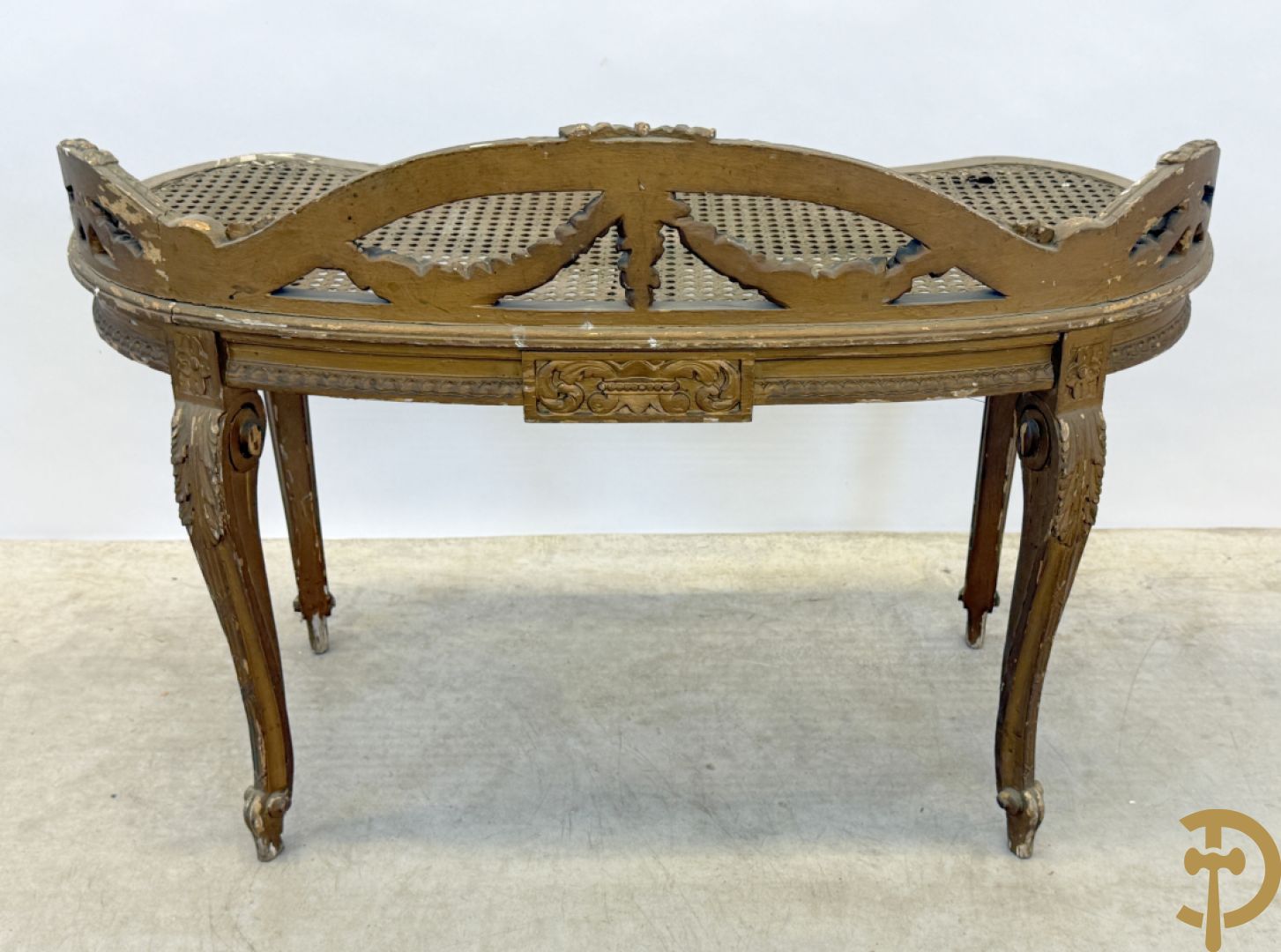 Vergulde Louis XVI banquette met bloemenguirlandes en canage