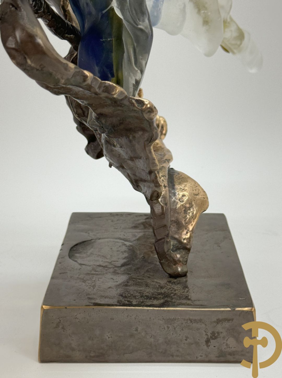 LOHE getekend - Surrealistische sculptuur met combinatie van koper en gekleurde pate de verre in de vorm van een trompet