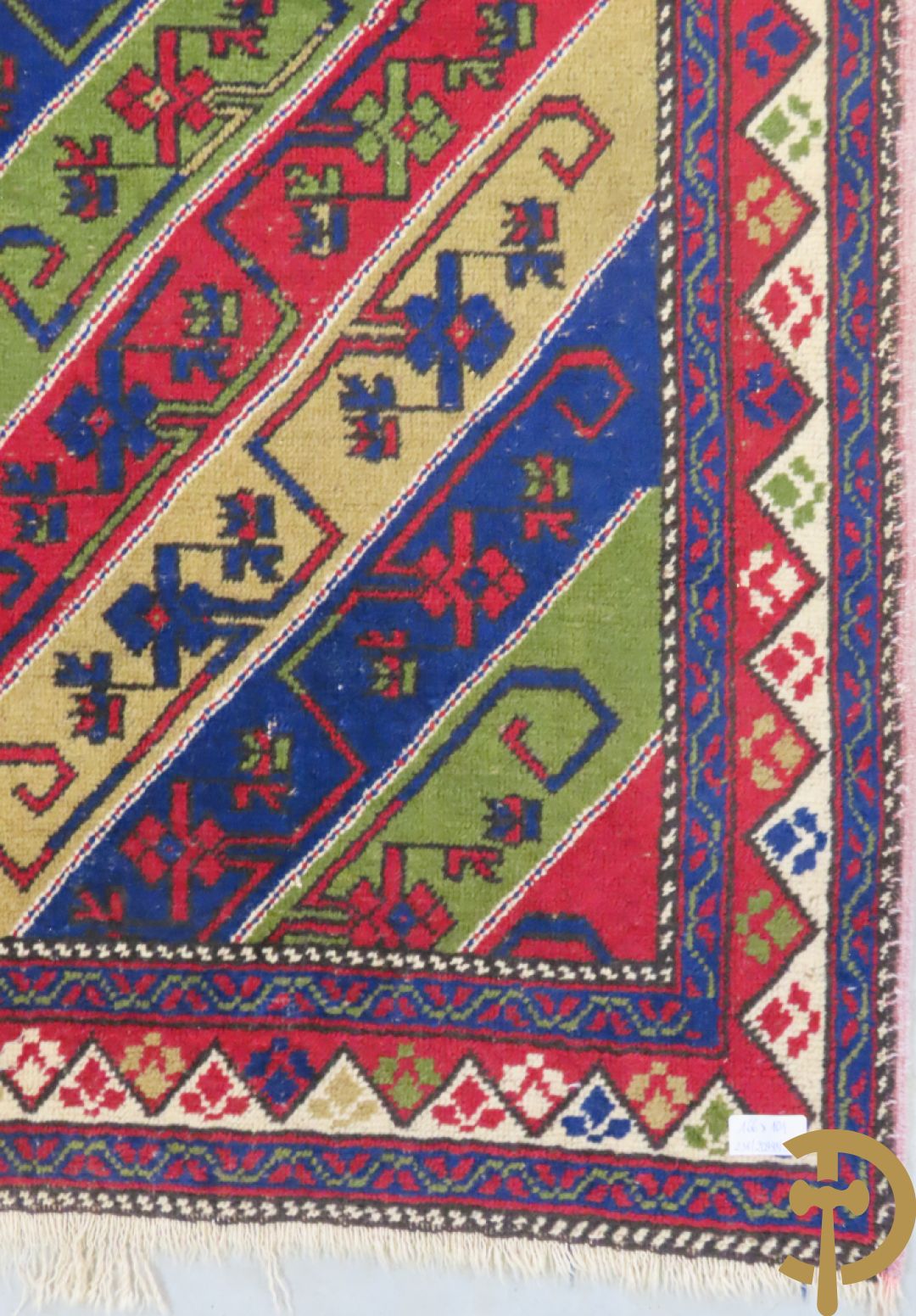 Oosters handgeknoopt tapijt met diagonale kleurbanden  + rood handgeknoopt tapijt met centraal motief + klein handgeknoopt tapijt met bloemenpatroon
