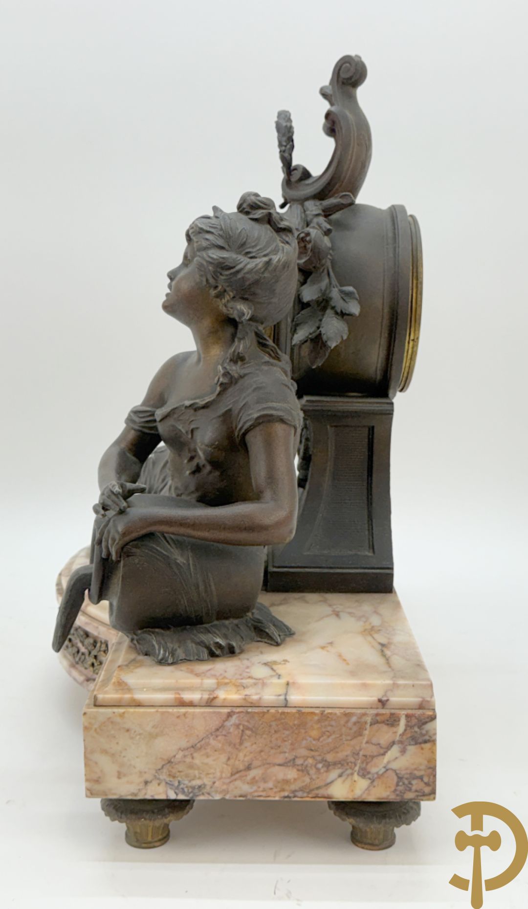Driedelige kunstbronzen garnituur bestaande uit klok met liggende dame met amfoor op marmeren basis, geflankeerd door paar cassolettes met cupido