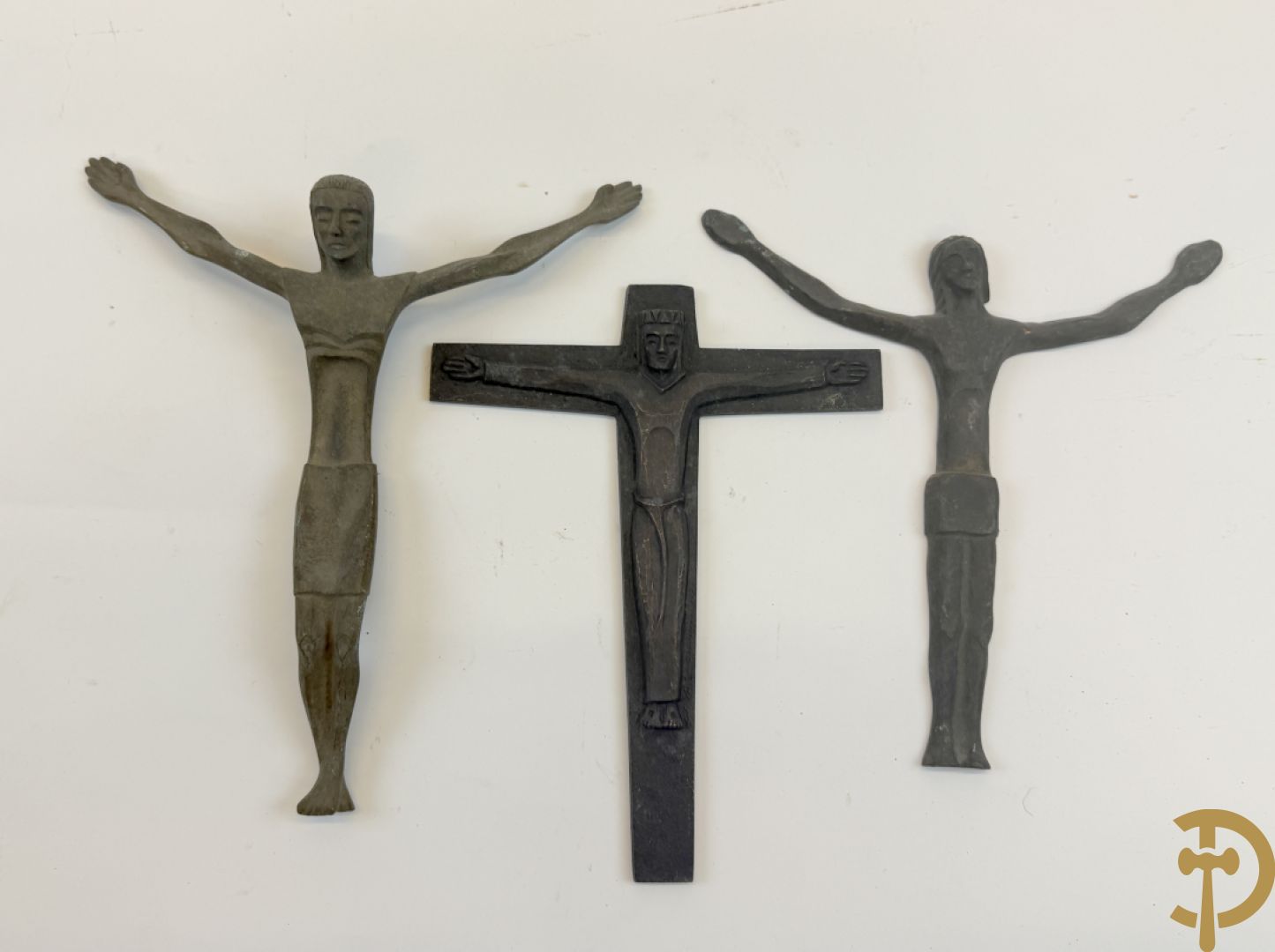 VAN DER DONCKT getekend : Lot bronzen religieuse beeldjes en corpussen