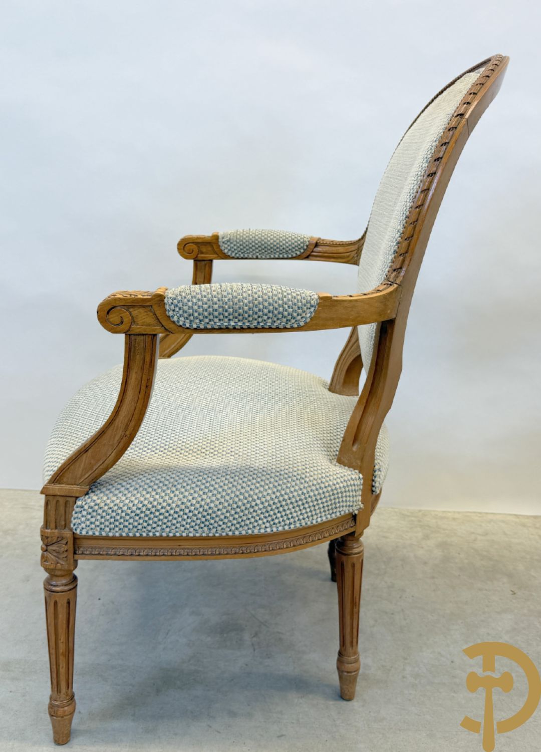 Paar beukenhouten Louis XVI stijl armzetels met medaillon