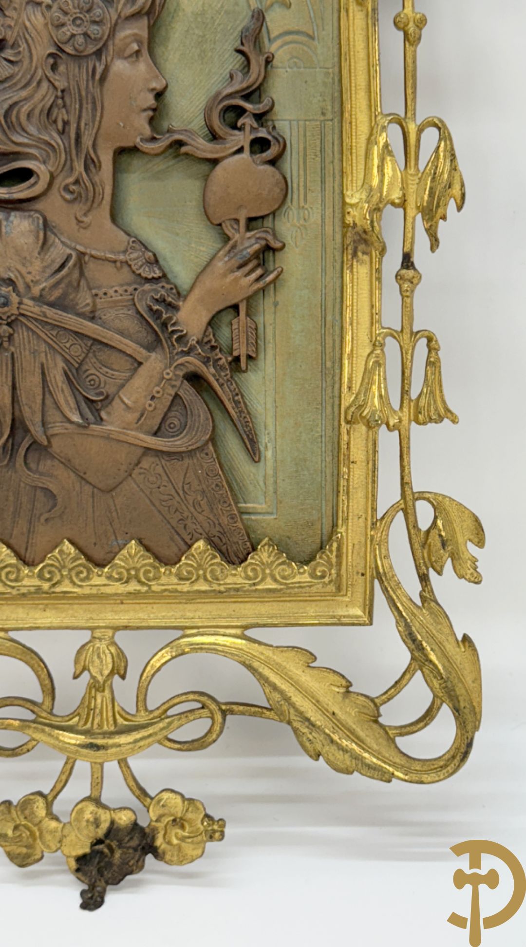 Paar vuurvergulde bronzen basreliefs met elegante dames en Jugendstil motieven