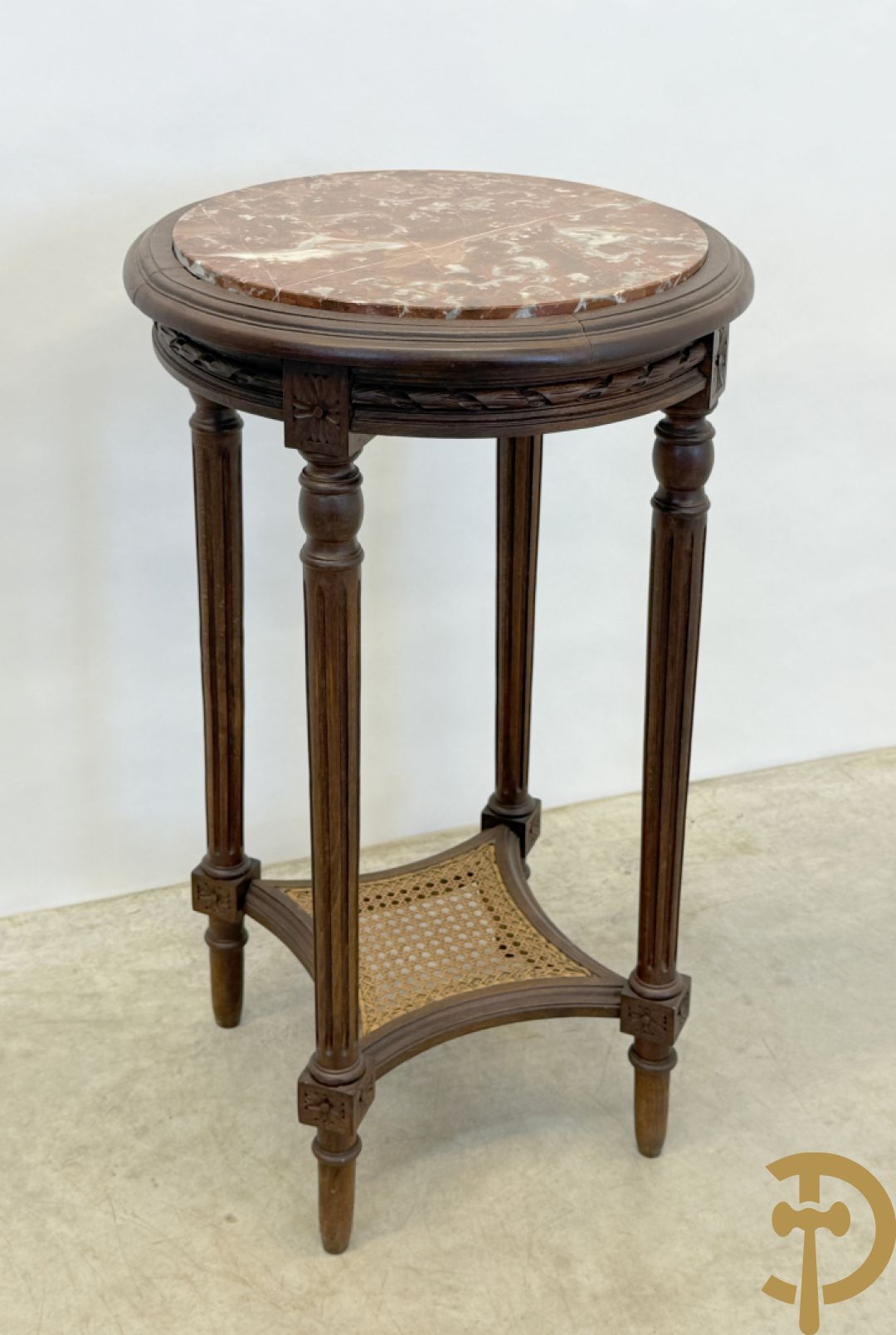Vergulde sokkel met marmeren blad op 4 gecanneleerde poten + gemonochromeerde Louis XVI sokkel + sokkel Louis XVI stijl op gecanneleerde poten