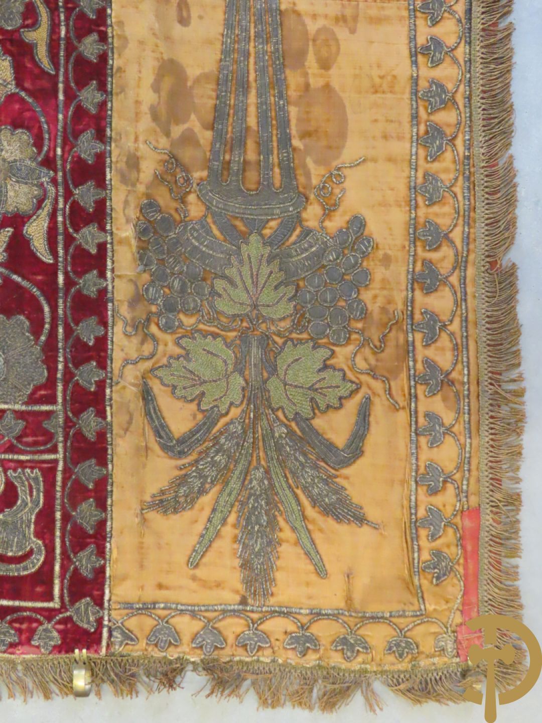 Vroege 19e tapisserie met brocaat van korenaren, paradijsvogels en bloemenmotieven