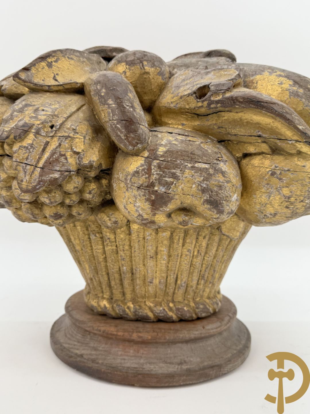 Gesculpteerd houten ornament van bloemen in korf