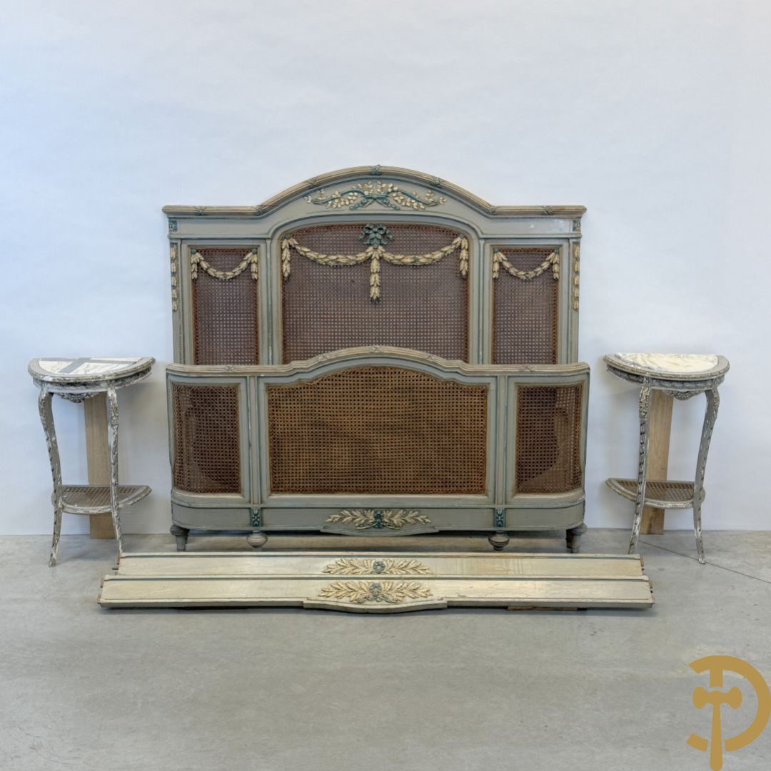 Gepatineerd Louis XVI bed met cannage en guirlandes + 2 muurconsoles met cannage en marmeren blad