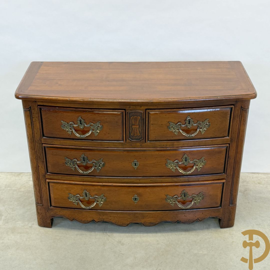 Gebogen kerselaren vierladencommode met koperen Louis XV trekkers, achteraan geëstampilleerd Richelieu Art & Meubels de France