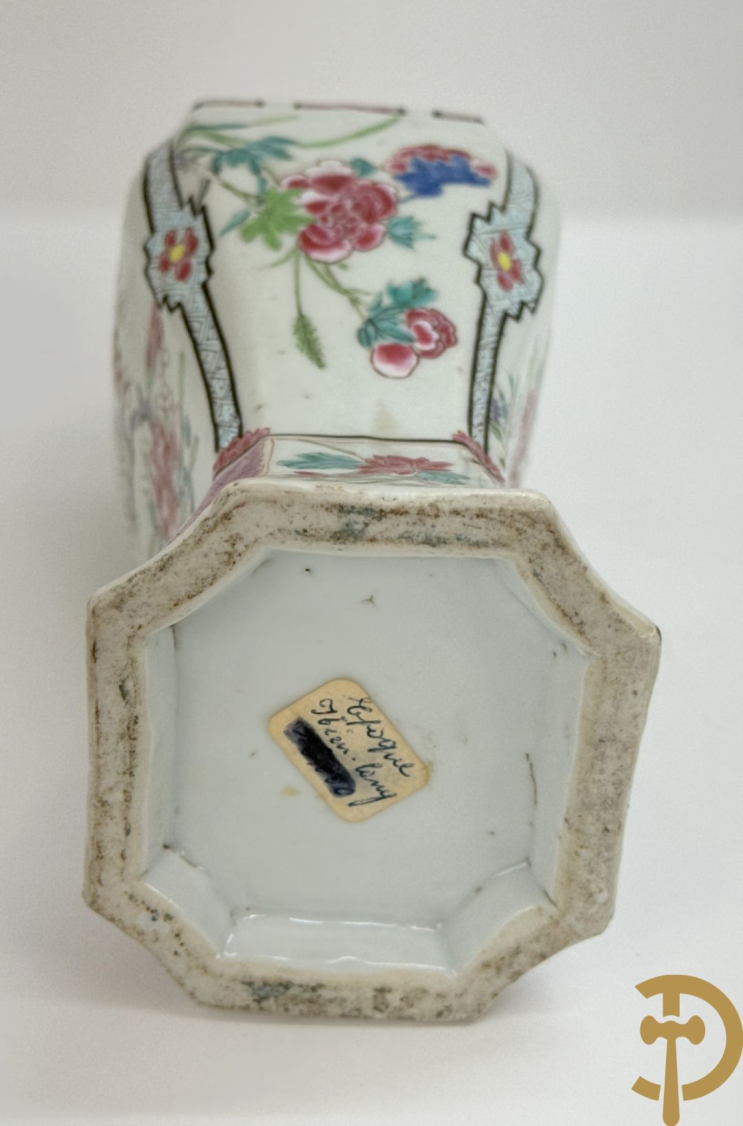 Chinese porseleinen ballustervormige vaas, King Long  + 2 porseleinen bordjes met bloemendecor + 2 bordjes met vazen- en bloemendecor + kopje en schoteltje Imari + dekselpotiche met vogel en bloemendecor