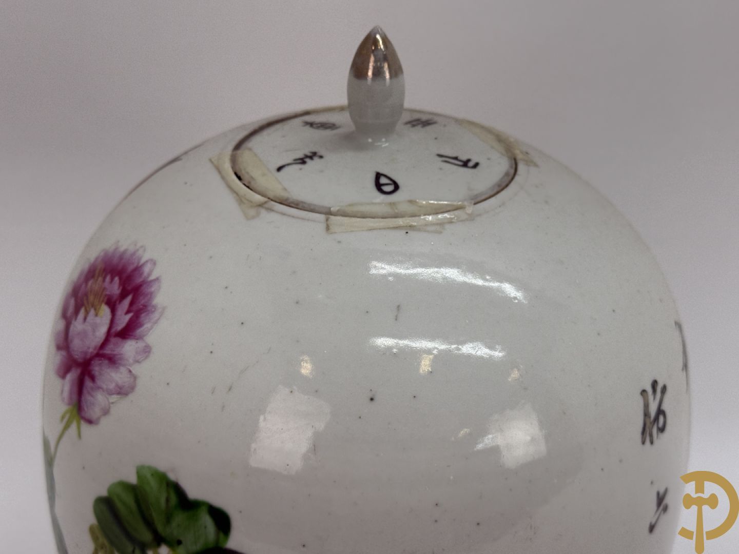 Chinese porseleinen ballustervormige vaas, King Long  + 2 porseleinen bordjes met bloemendecor + 2 bordjes met vazen- en bloemendecor + kopje en schoteltje Imari + dekselpotiche met vogel en bloemendecor