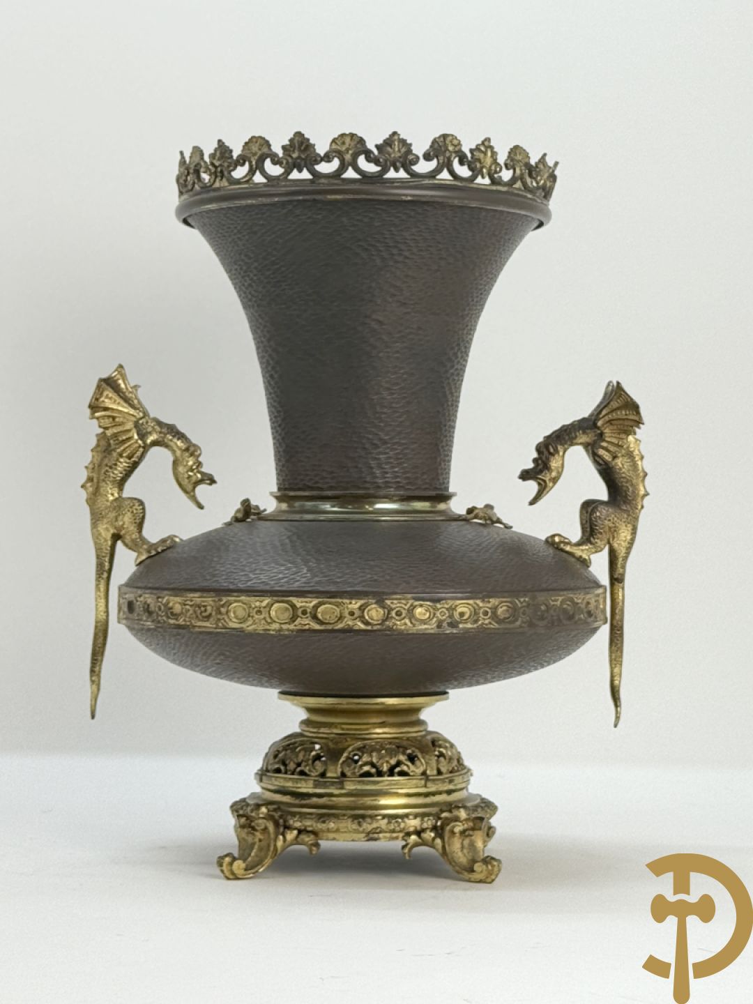 Koperen siervaas met bronzen ornamenten van hagedissen en draken