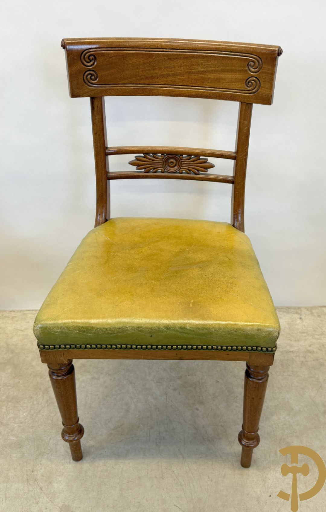Set van 6 Engelse gondelvormige notelaren stoelen met lederen zitting