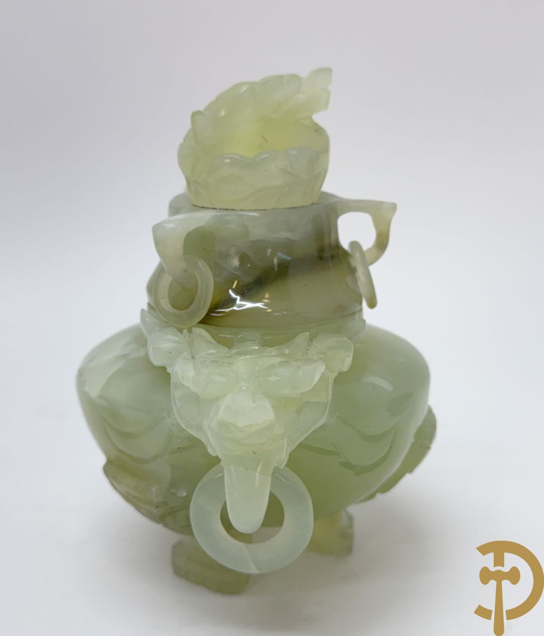 Drie Chinese handgesculpteerde urnes in gesteente met drakendecor (jade, amethist en fluoriet)