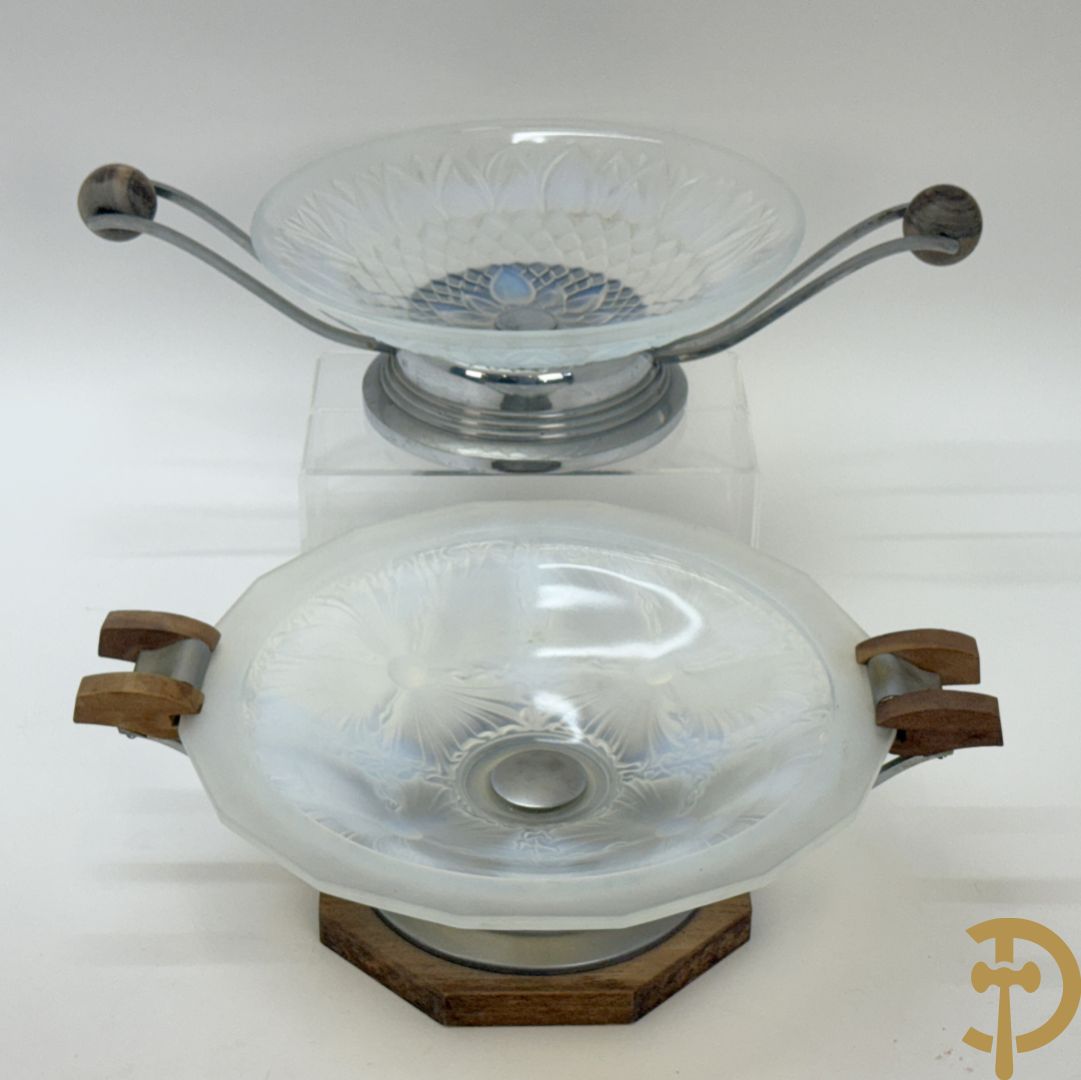Art Deco schaal van pate de verre met bloemenmotief gevat in chromé houder + Art Deco coupe in pate de verre met bloemenmotieven gevat in chromé houder