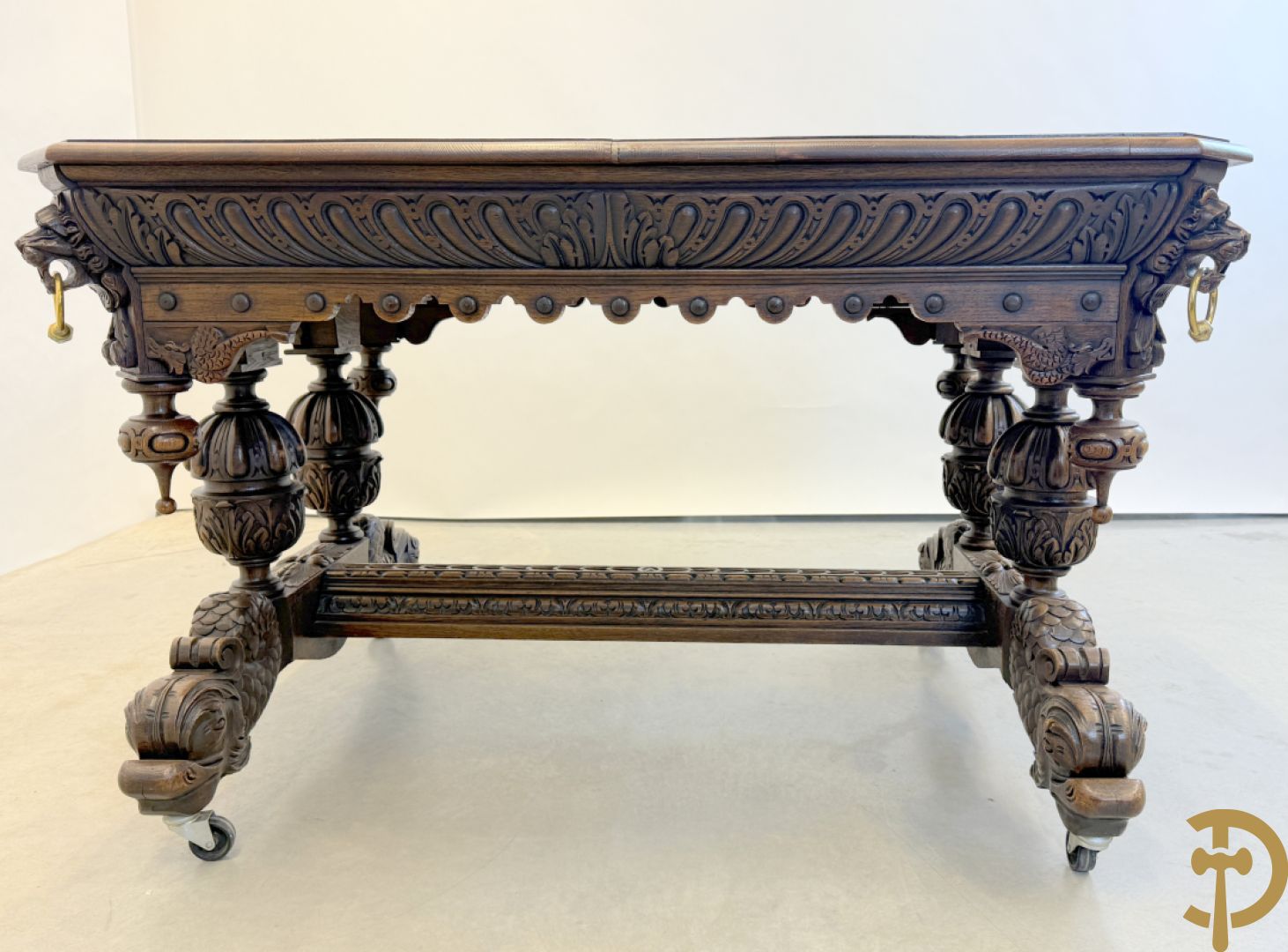 Massief eiken dolfijnetafel met knorrenlijst en leeuwenkoppen, Neo Renaissence stijl + 6 eiken stoelen met sculptuur